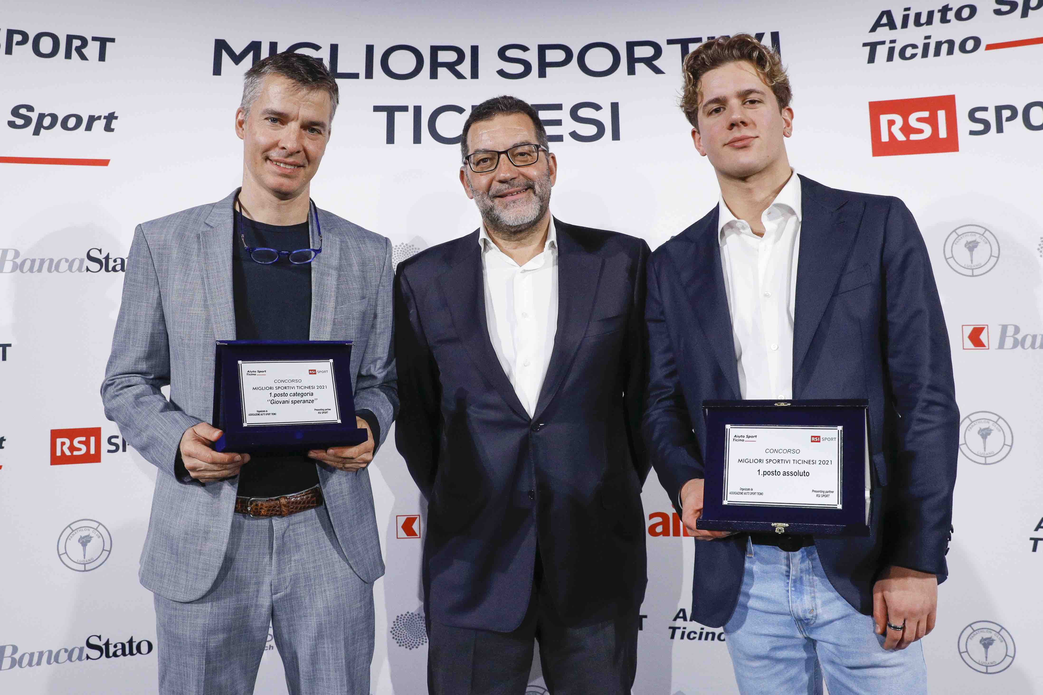 Da sinistra: il papà di Emma Piffaretti (vincitrice giovani speranze, assente alla serata), Michele Ghezzi (presidente Ass. Aiuto Sport Ticino) e Noè Ponti (vincitore assoluto) - Foto RSI / Daulte