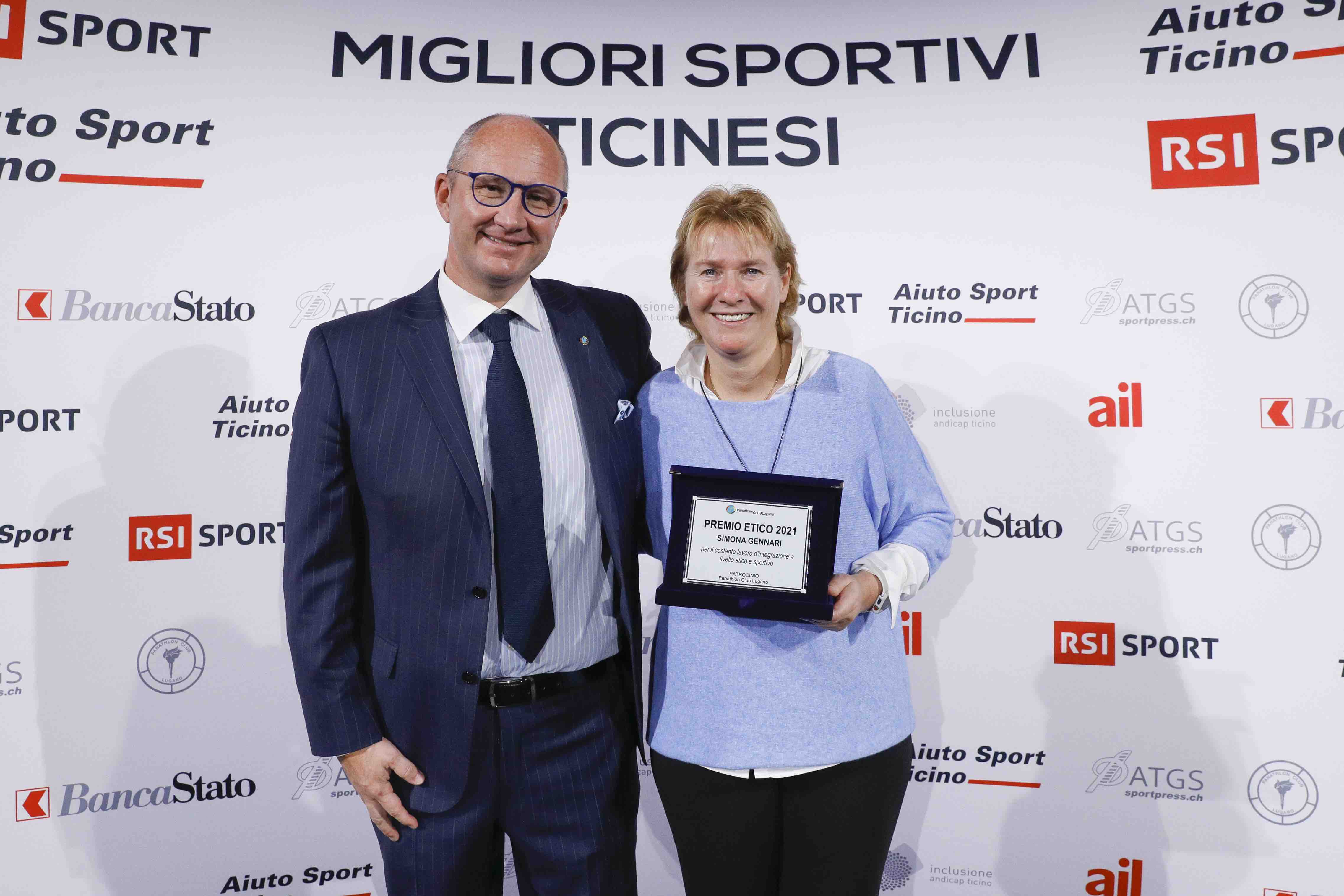 Claudio Ortelli (presindente del Panathlon Club Lugano) con Simona Gennari, vincitrice premio etico 2021 - Foto RSI / Daulte