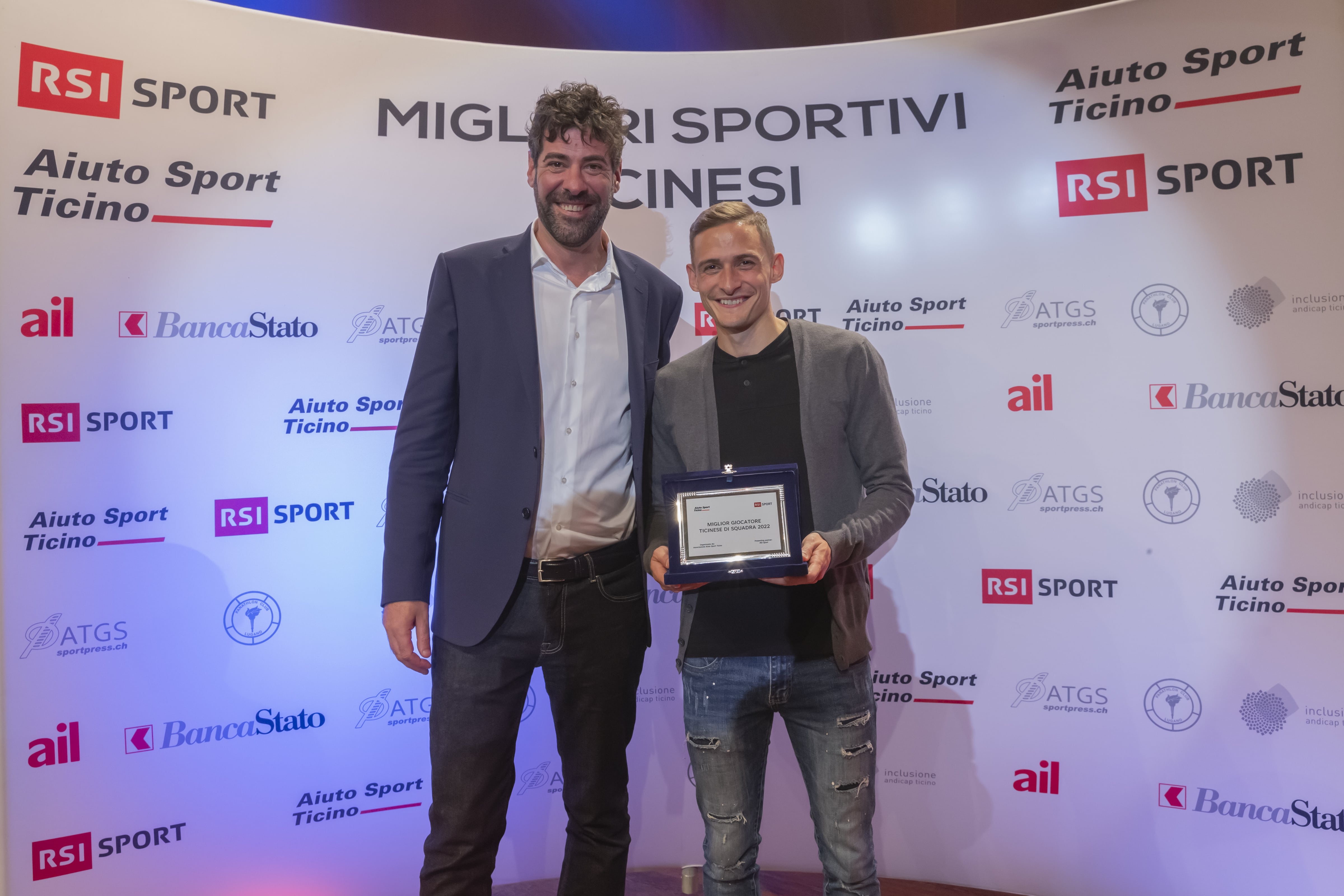 Mattia Bottani vincitore del premio "Miglior giocatore / giocatrice di squadra" con Paolo Petrocchi, resp. dipartimento Sport RSI (foto: ©RSI/M.AROLDI All rights reserved)