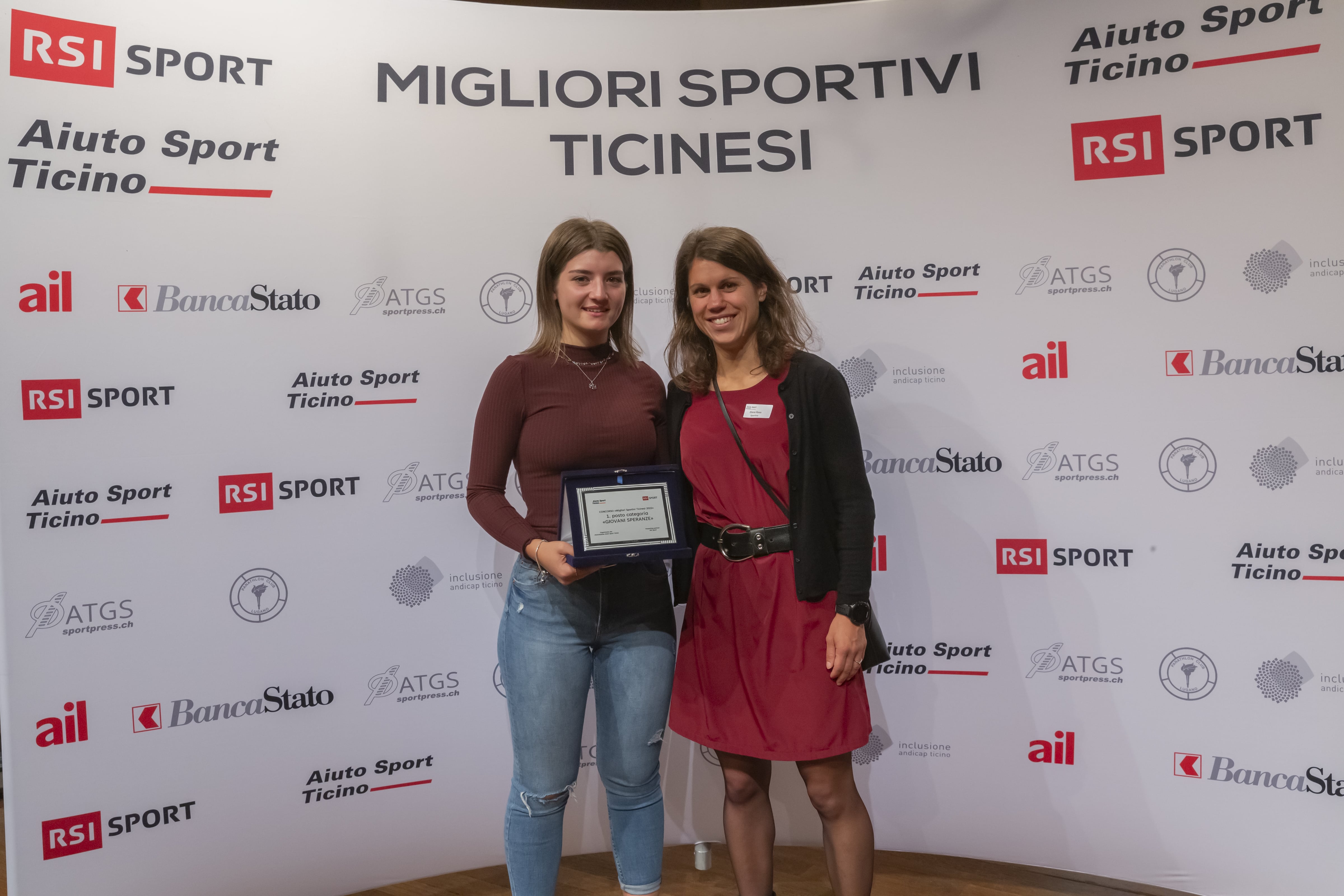Giorgia Barelli con la madrina della categoria giovani speranze Elena Roos (©RSI/M.AROLDI All rights reserved)